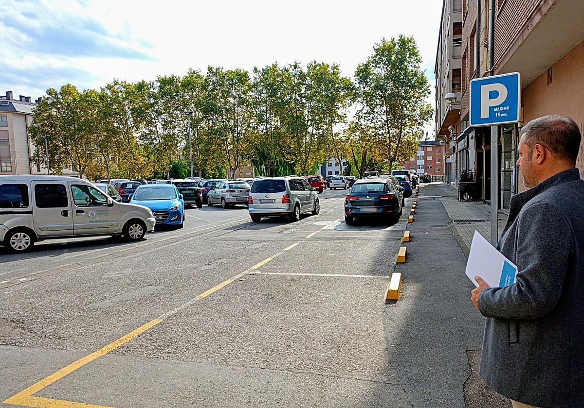 Imagen del conejal Iván Alonso junto a la zona de parada de 15 minutos en el aparcamiento de Obispo Osmundo.