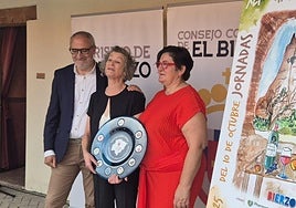 El presidente del Consejo Comarcal del Bierzo junto a la mantenedora y la consejera de Turismo de la institución en la inauguración de las XLI Jornadas Gastronómicas del Bierzo.