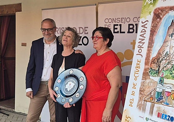 El presidente del Consejo Comarcal del Bierzo junto a la mantenedora y la consejera de Turismo de la institución en la inauguración de las XLI Jornadas Gastronómicas del Bierzo.
