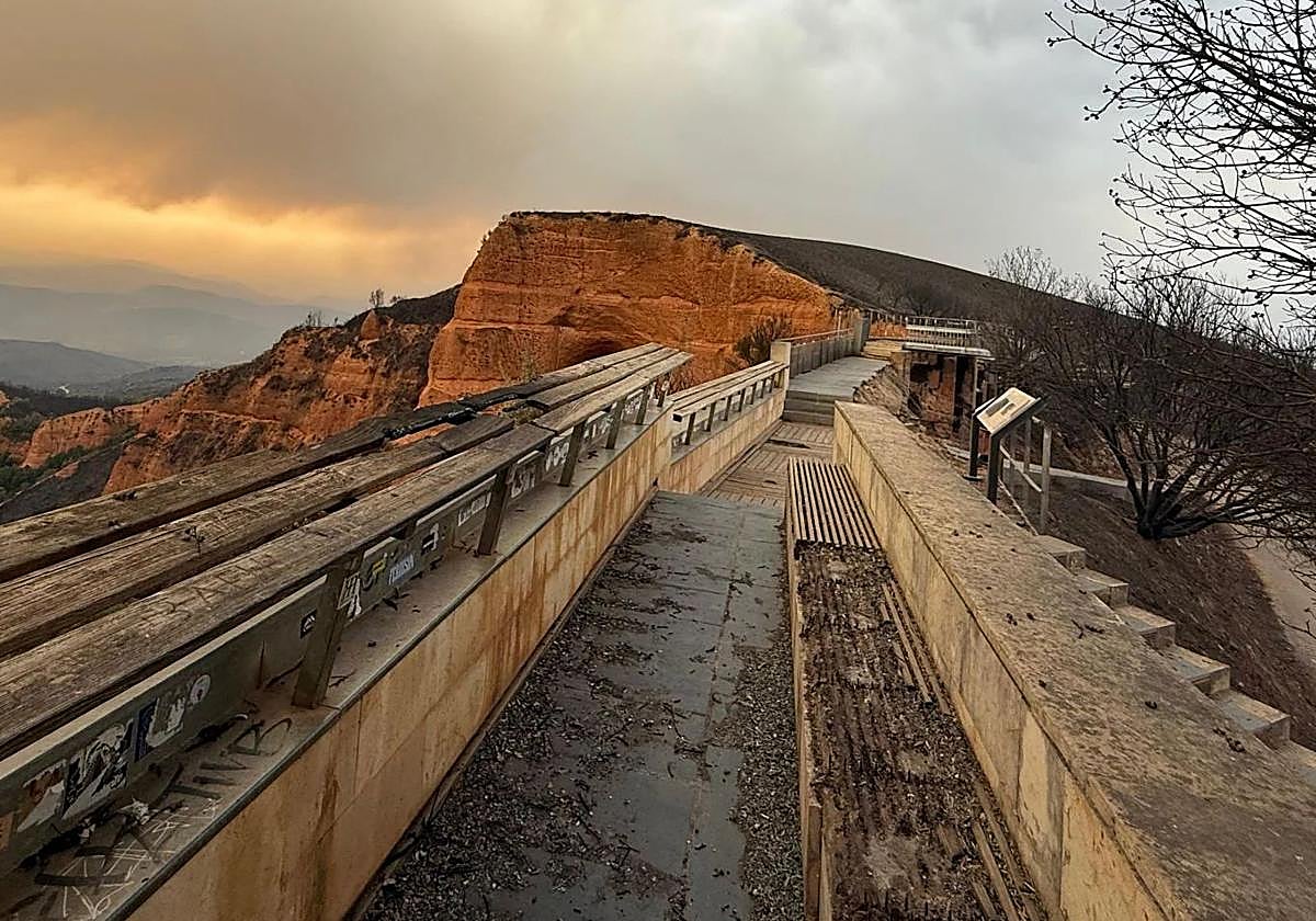 Imagen de los daños provocados poor el fuego en el Mirador de Orellán.