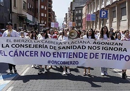 Manifestación de la plataforma Oncobierzo para reclamar mejoras en el Servicio de Oncología del Hospital del Bierzo y en toda la sanidad de la comarca.