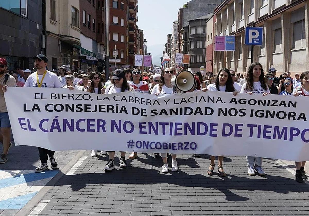 Manifestación de la plataforma Oncobierzo para reclamar mejoras en el Servicio de Oncología del Hospital del Bierzo y en toda la sanidad de la comarca.