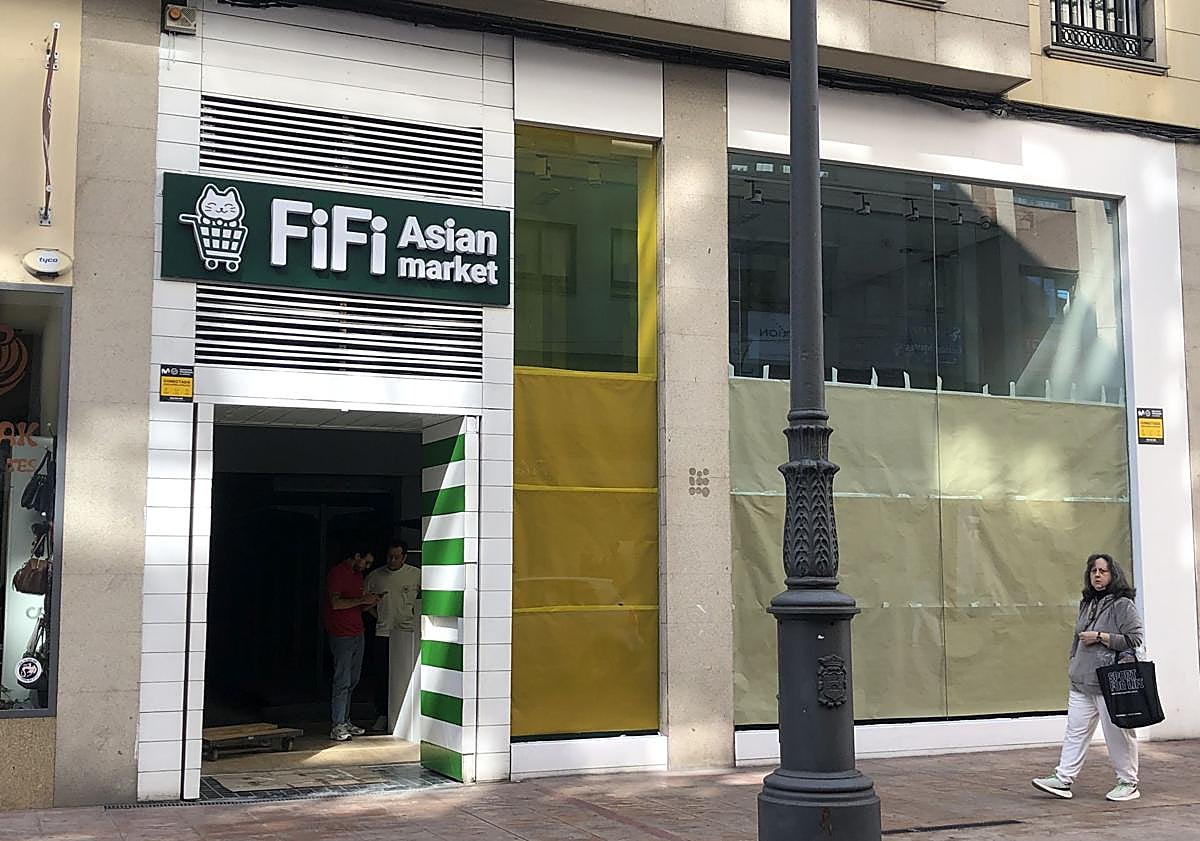 Imagen principal - Imágenes del exterior y del interior del nuevo supermercado asiático que se abrirá en la calle Camino de Santiago de la capital berciana.