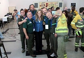 La vicepresidenta Sara Aagesen se hace una foto con los brigadistas BRIF en la segunda jornada de la Convención por un Pacto de Estado frente a la Emergencia Climática.
