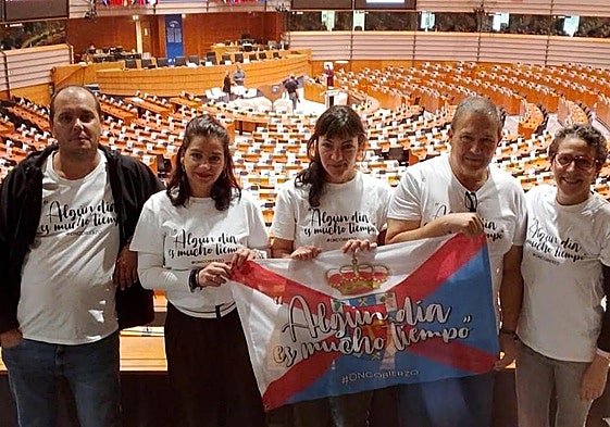 Miembros de la asociación Oncobierzo en el Parlamento Europeo.