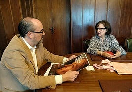 El alcalde de Ponferrada, Marco Morala, en la reunión con la presidenta de la AECC, María Ángeles Martín.