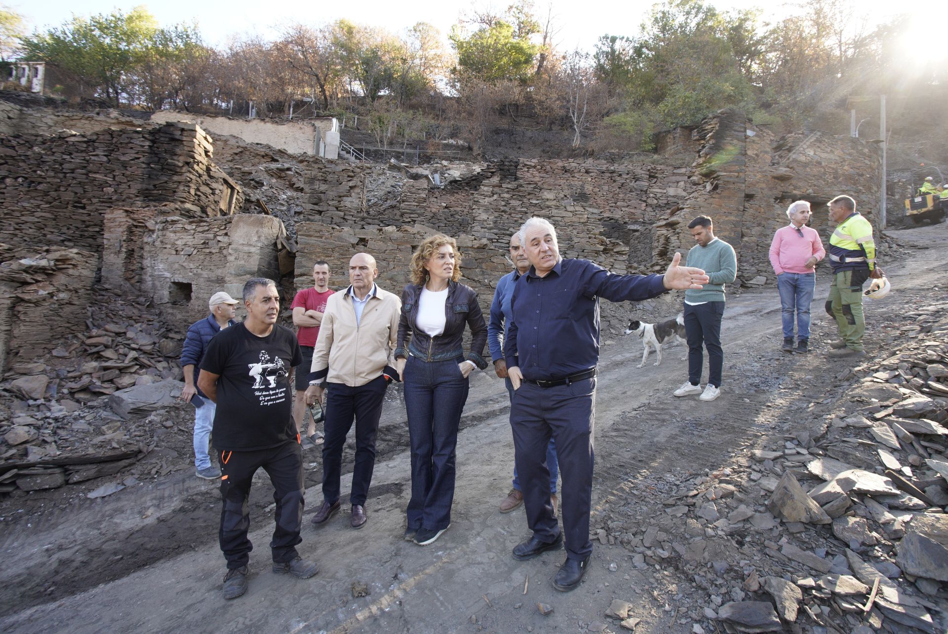 La directora general de Vivienda, Arquitectura, Ordenación del Territorio y Urbanismo, María Pardo, durante su visita a las actuaciones de reconstrucción de la localidad de Lusio.