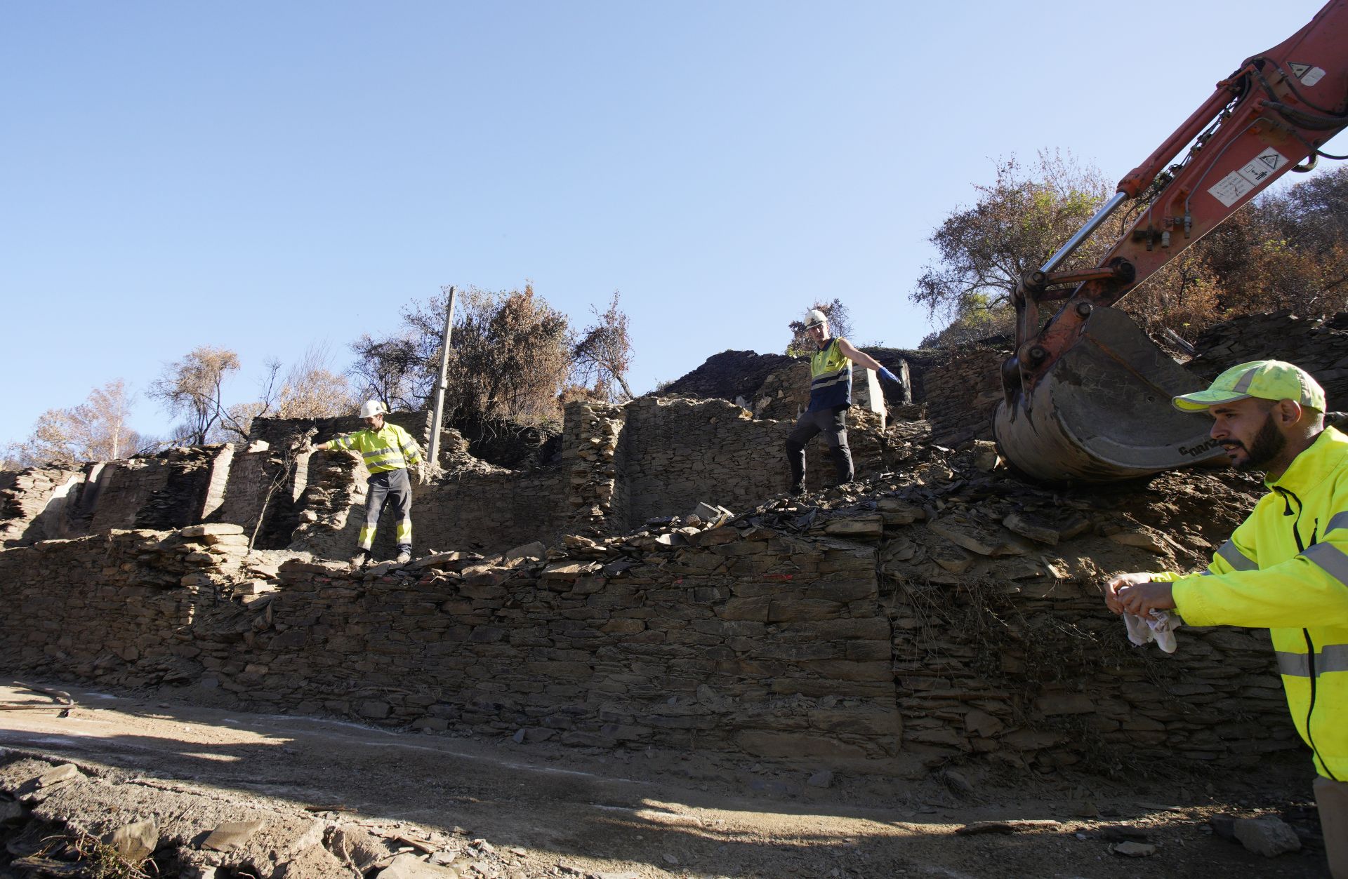 Trabajos de reconstrucción de la localidad de Lusio.
