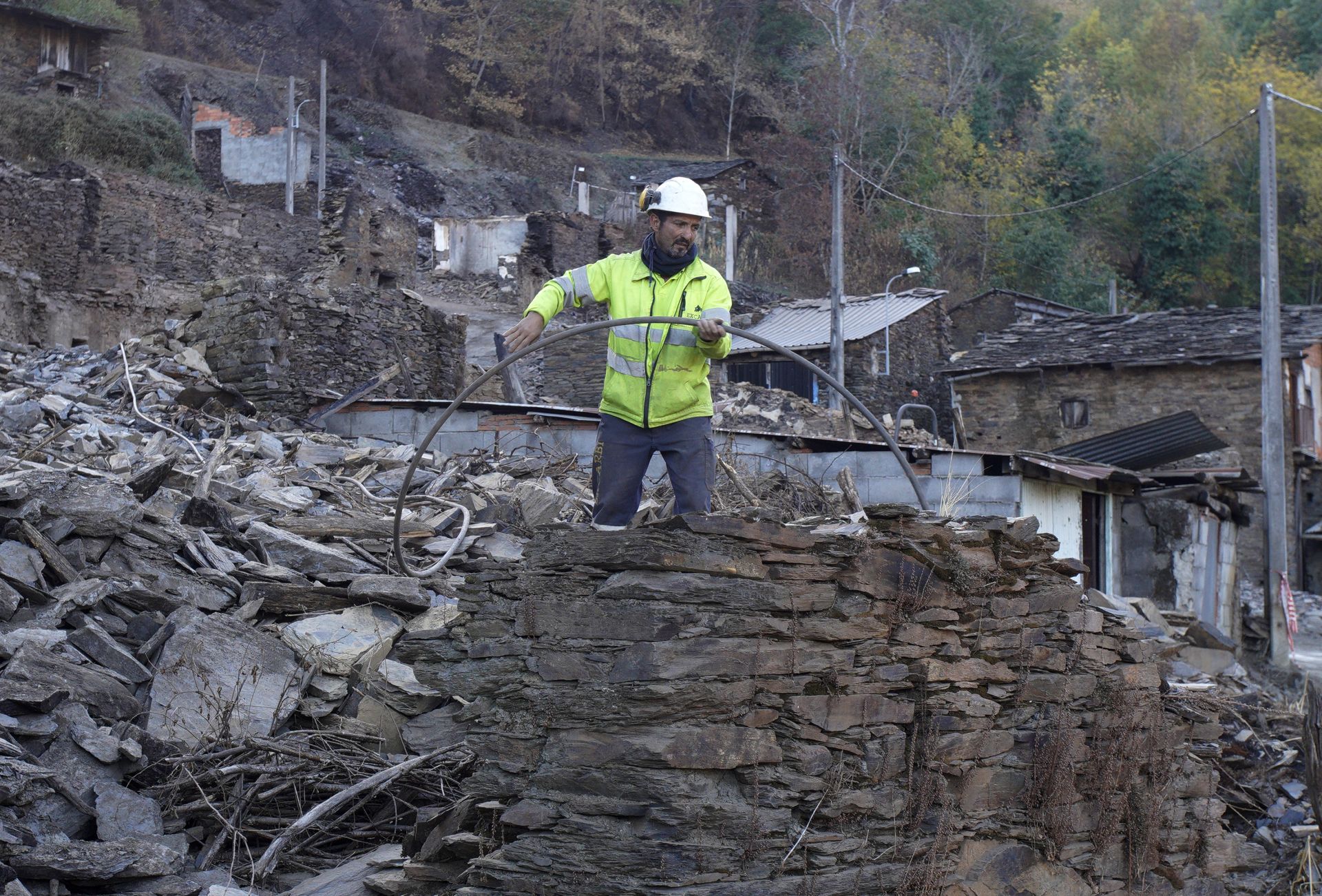 Trabajos de reconstrucción de la localidad de Lusio.