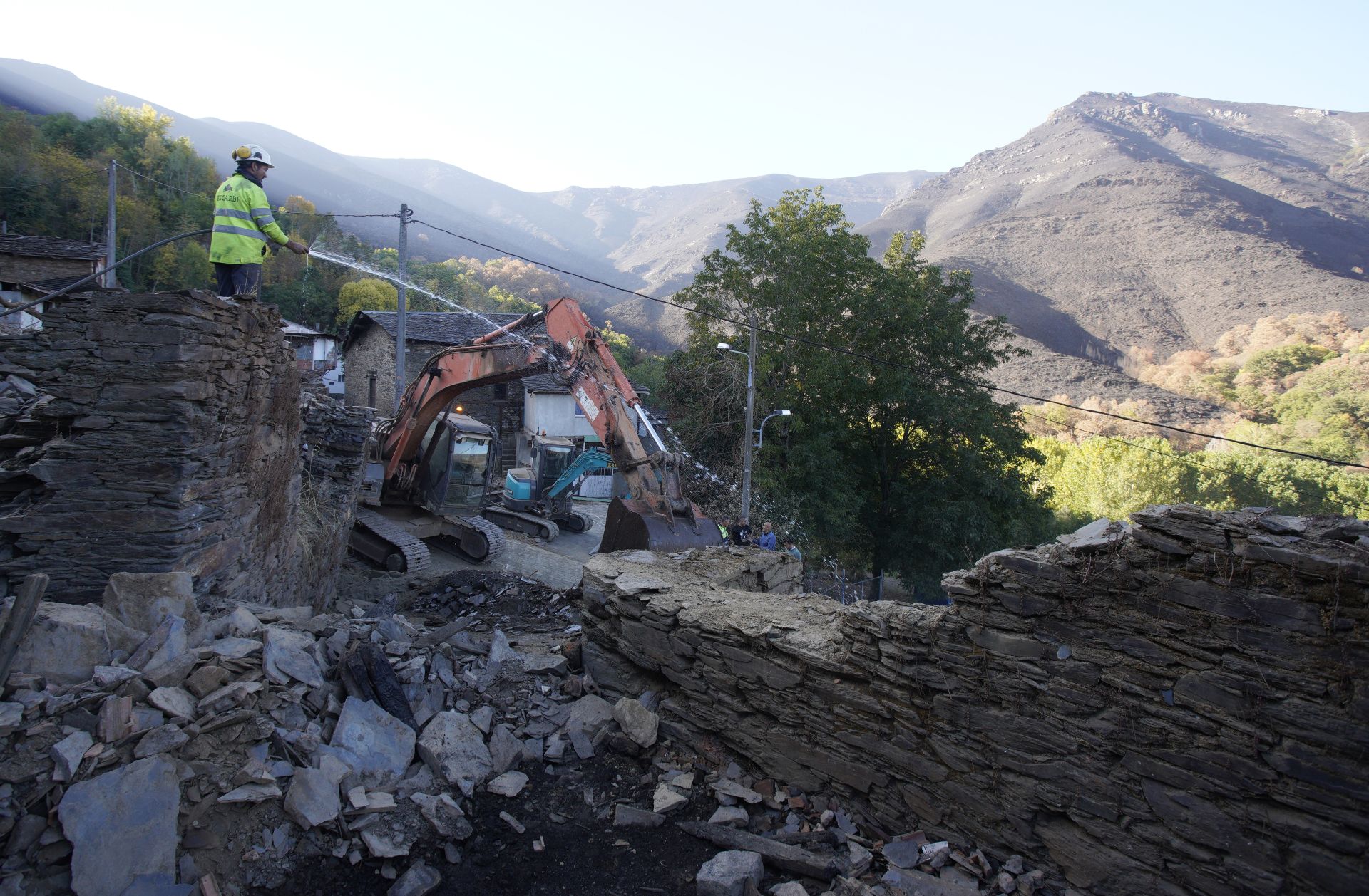 Trabajos de reconstrucción de la localidad de Lusio.