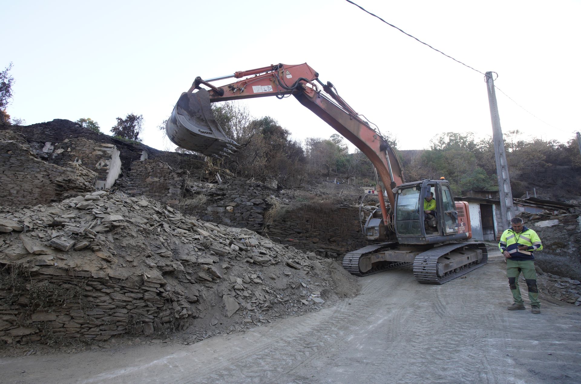 Trabajos de reconstrucción de la localidad de Lusio.