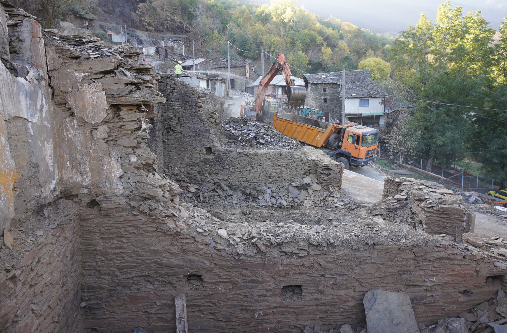 Trabajos de reconstrucción de la localidad de Lusio.