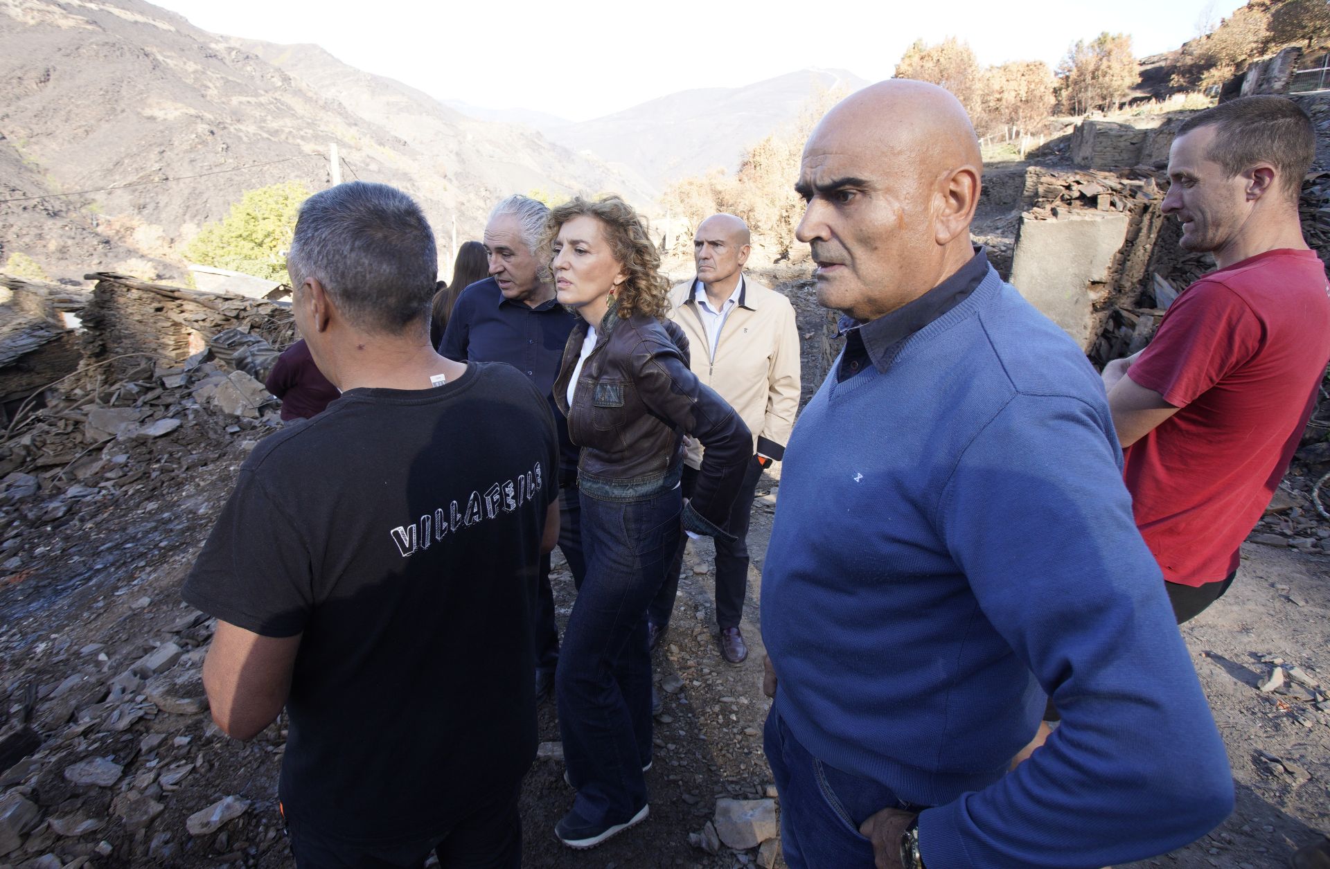 La directora general de Vivienda, Arquitectura, Ordenación del Territorio y Urbanismo, María Pardo, durante su visita a las actuaciones de reconstrucción de la localidad de Lusio.