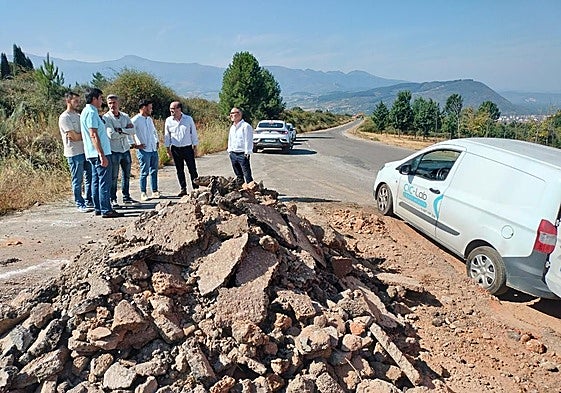 El alcalde de Ponferrada (2D) y el concejal de Urbanismo (1D) supervisaron en agosto el inicio de las obras en el acceso al polígono industrial de La Llanada.
