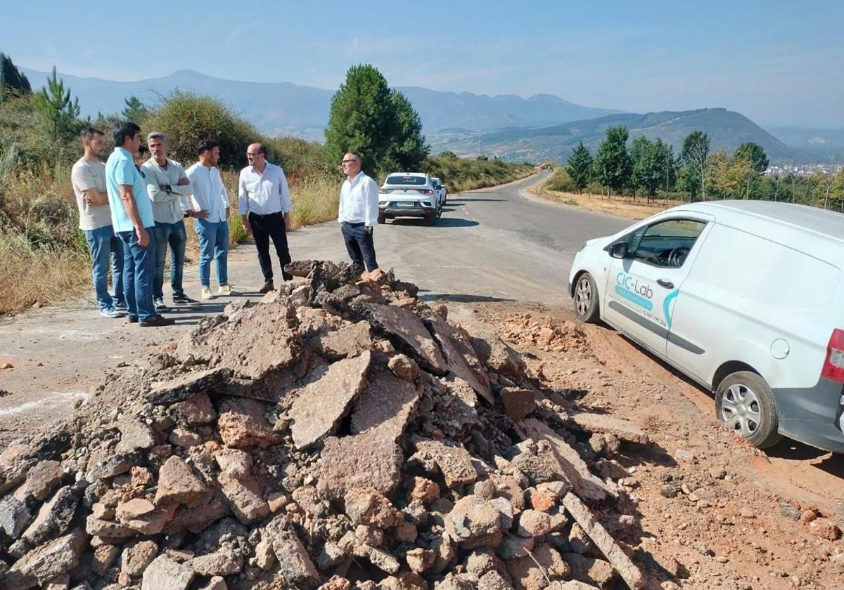 El alcalde de Ponferrada (2D) y el concejal de Urbanismo (1D) supervisaron en agosto el inicio de las obras en el acceso al polígono industrial de La Llanada.
