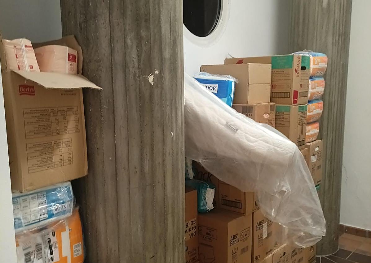 Imagen secundaria 1 - Imágenes de los pañales apilados en el exterior e interior del recinto (arriba y centro) y uno de los espacios donde se albergaban ya vacío (abajo). 