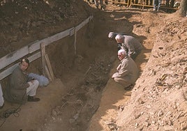 La exhumación de los 13 de Priaranza en el año 2000.