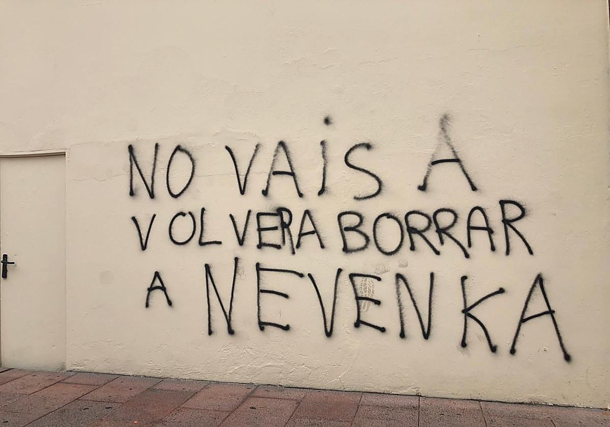 El mensaje sobre la pared donde se encontraba el mural en Ponferrada.