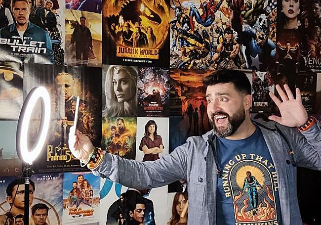 Imagen de Diego Merayo grabando uno de sus videos para su perfil 'Te lo cuento sin spoilers'.