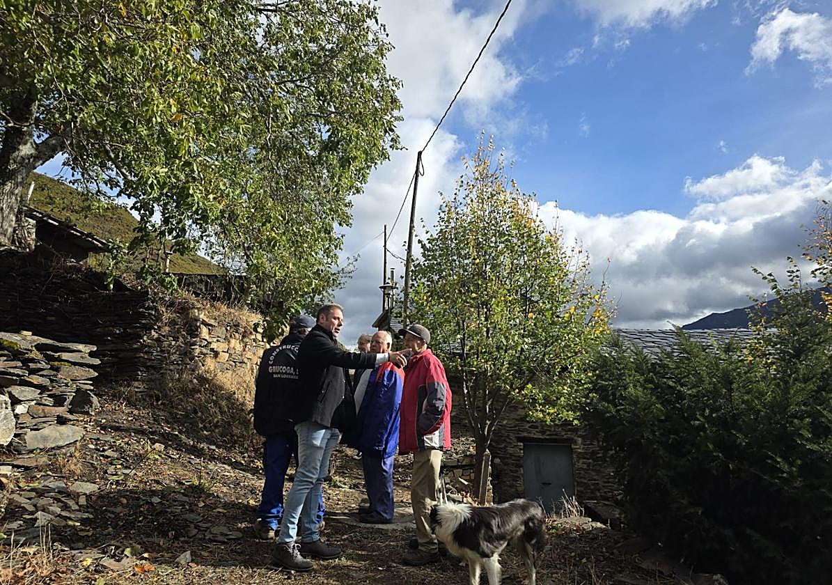 El concejal de Medio Rural (I) junto a varios vecinos en Montes de Valdueza.