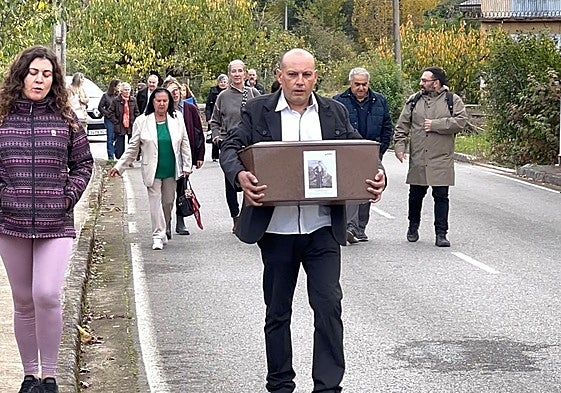 Sus familiares se dirigen al cementerio.