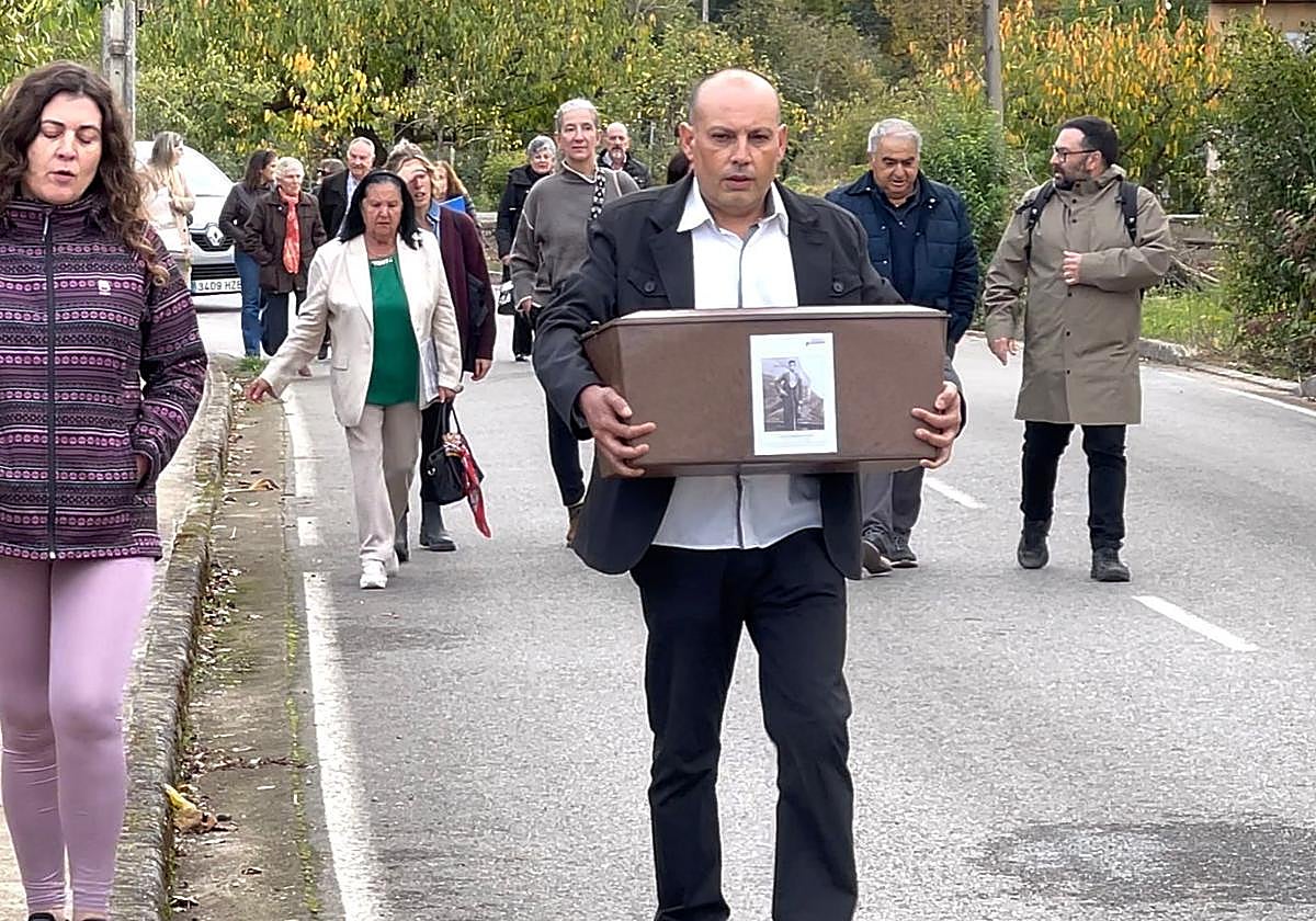 Sus familiares se dirigen al cementerio.