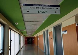 Imagen de uno de los pasillos de la unidad de Oncohematología del Hospital del Bierzo.