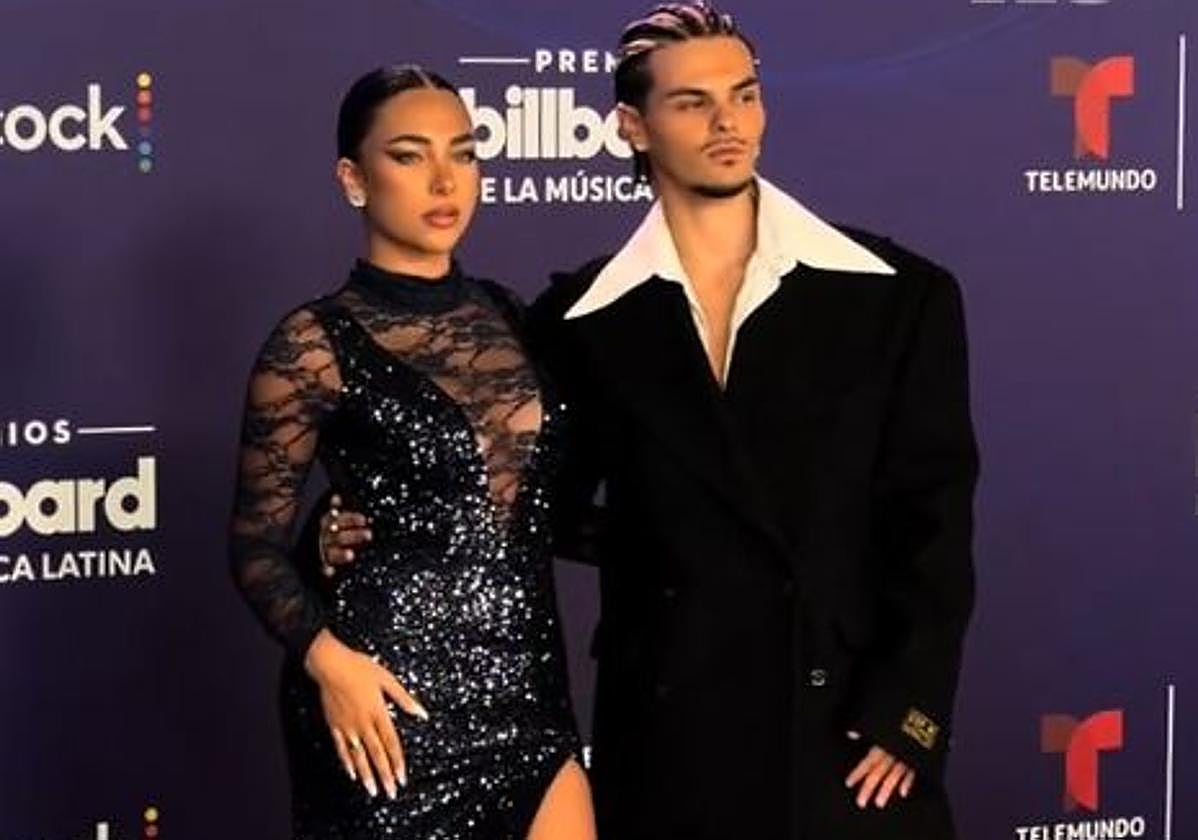 Abraham Mateo junto a su novia, la influencer Esty CG, en la gala de los Premios Billboard de la Música Latina 2025.