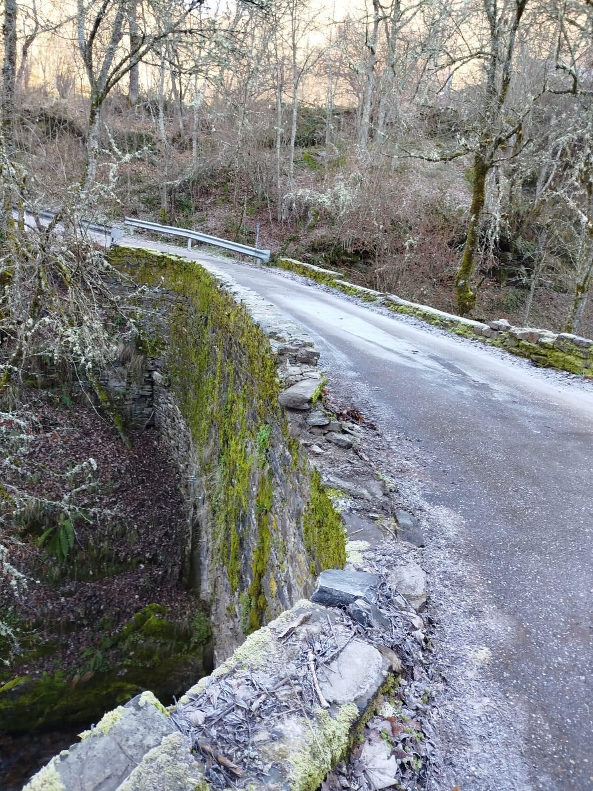 Imagen principal - Imágenes del estado el pretil en el Puente del Jarote, en Salientes (Palacios del Sil).