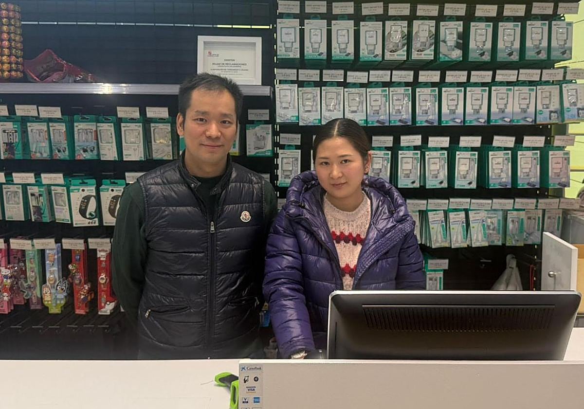Imagen principal - Imágenes de la promotora del primer supermercado asiático de Ponferrada Funy Fu, su marido Jialiang Zheng y varios clientes en el establecimiento en el día de su apertura.