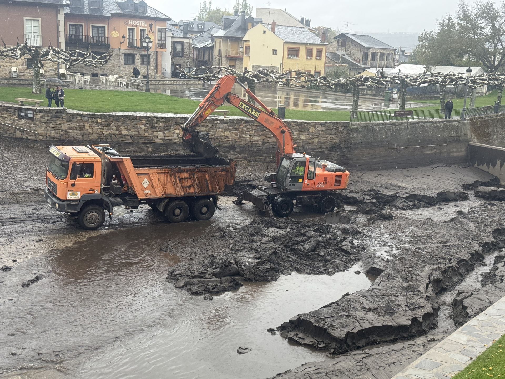 Imagen secundaria 1 - Imagen del estado del cauce del río Meruelo a su paso por Mollinaseca. 