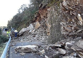 Imagen de archivo de un derrumbe producido en la carretera de acceso a Montes de Valdueza.