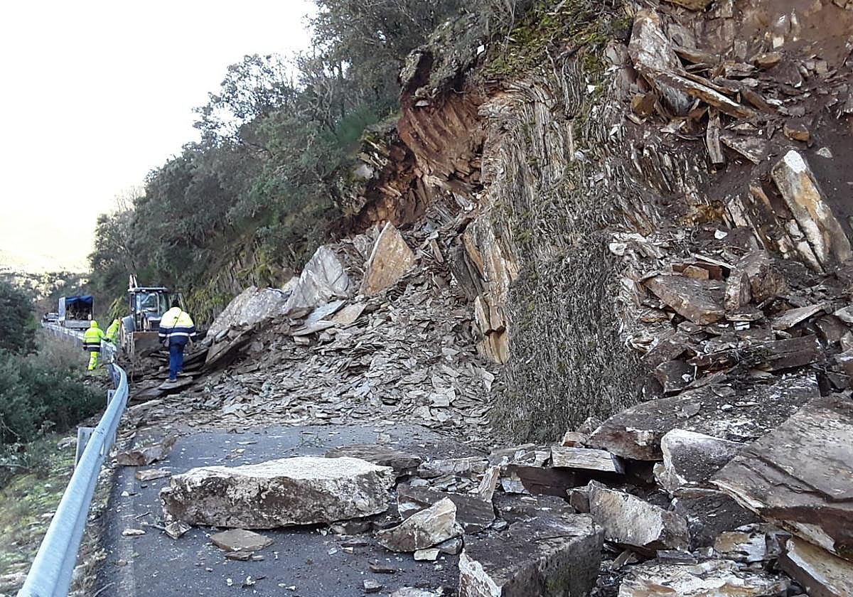 Imagen de archivo de un derrumbe producido en la carretera de acceso a Montes de Valdueza.