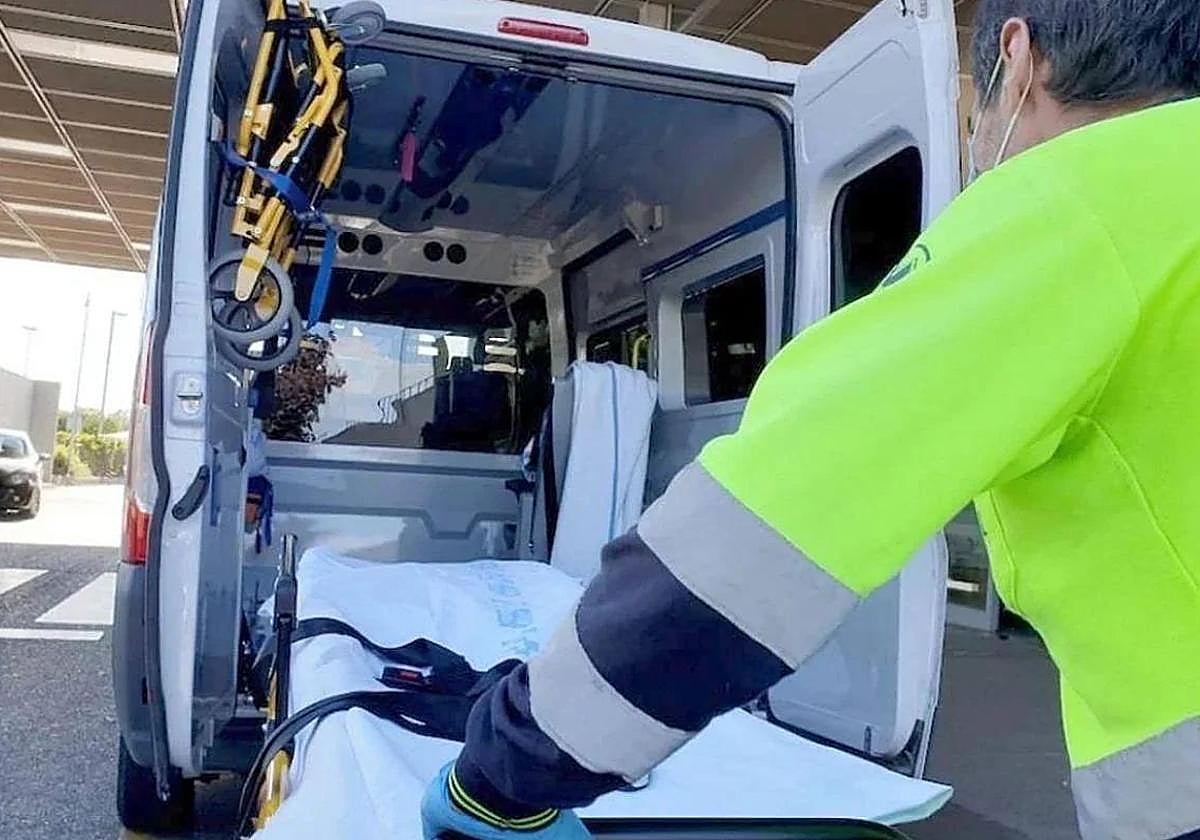 Imagen de archivo de un sanitario con la camilla de una ambulancia