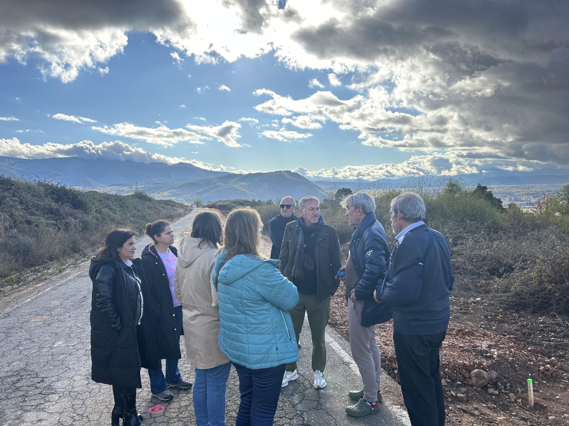 El PSOE denuncia la invasión de fincas privadas en las obras de acceso a La Llanada