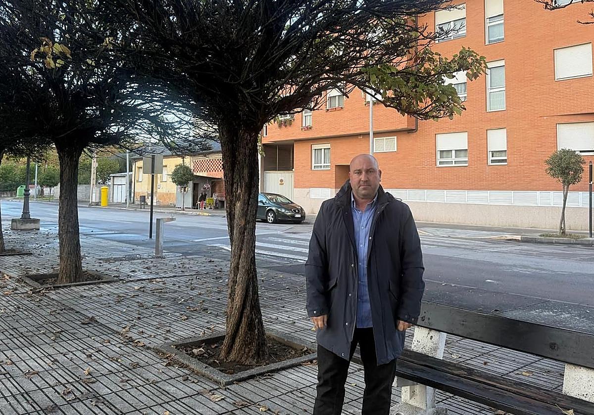 Pedro Ruíz, presidente de la Asociación de Vecinos El Carrascal. en la Plaza Castilla.