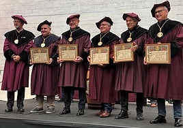 El berciano que ha entrado en la Cofradía del Vino de Rioja (3D) junto al seleccionador nacional y el resto de nuevos cofrades de mérito.