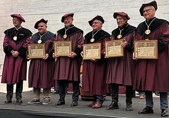 El berciano que ha entrado en la Cofradía del Vino de Rioja (3D) junto al seleccionador nacional y el resto de nuevos cofrades de mérito.