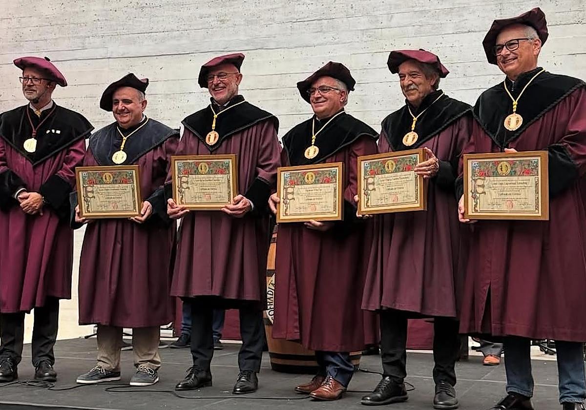 El berciano que ha entrado en la Cofradía del Vino de Rioja (3D) junto al seleccionador nacional y el resto de nuevos cofrades de mérito.