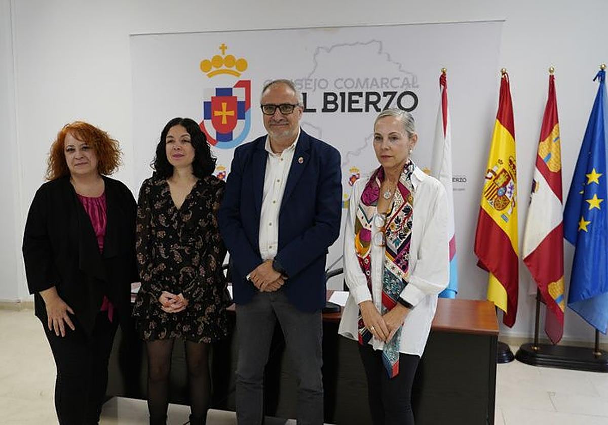 El presidente del Consejo del Bierzo, Olegario Ramón, junto a la consejera comarcal de Formación, Empleo y Agenda 2030, Laura Fernández (2I), durante la presentación del proyecto 'Bierzo. Territorio Azul'.
