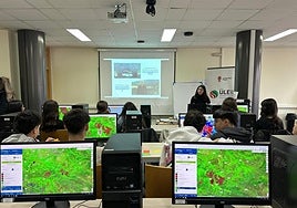 Alumnos en el taller sobre incendios en la campaña 'Forestales del futuro. De la Naturaleza a la Tecnología: La Ingeniería Forestal en Acción'.
