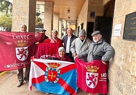 El concejal de la UPL en Bembibre, Sigifredo Benavides (3I), celebra la aprobación de la moción con los miembros de Conceyu.