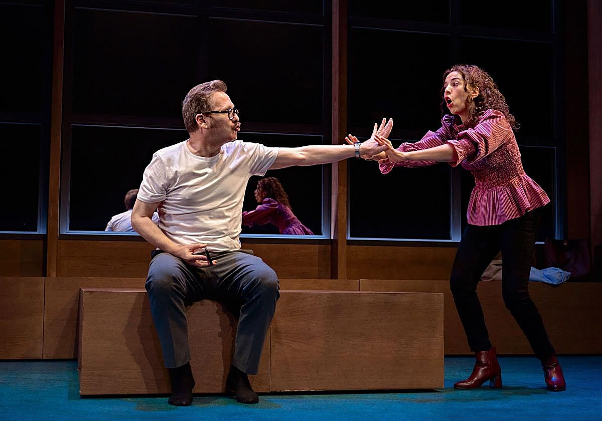 Imagen de una escena en una actuación de la comedia 'La verdad'.