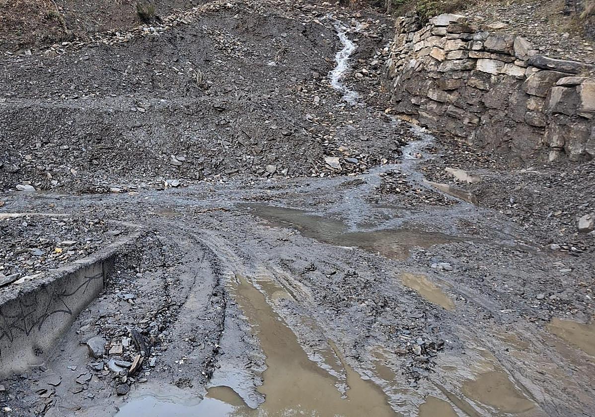 Imagen de la carretera de acceso a Peñalba de Santiago tras el argayo.