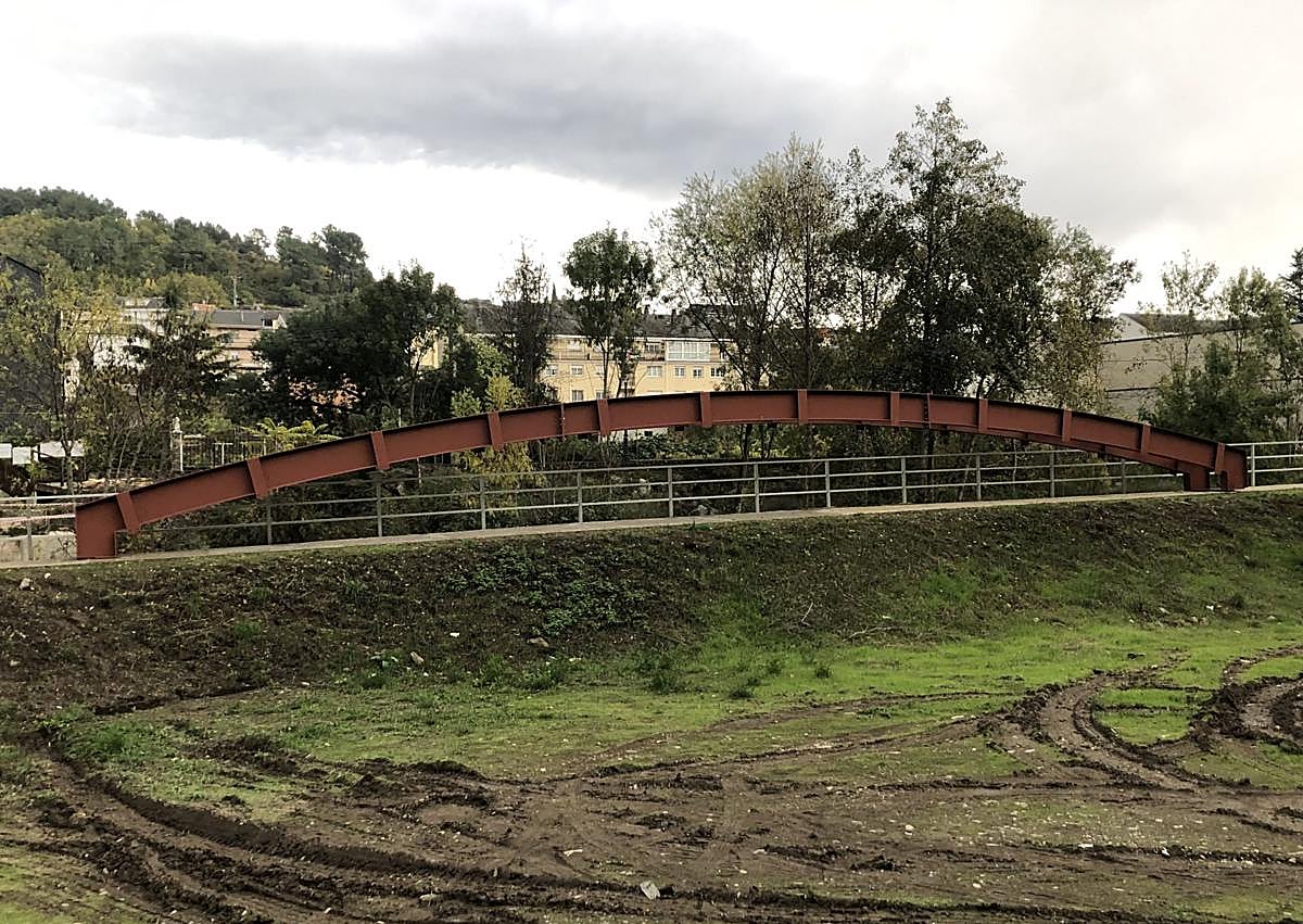 Imagen secundaria 1 - Imagen de las obras y de las estructuras metálicas (C) que reforzarán la pasarela de la playa fluvial de Villafranca del Bierzo.