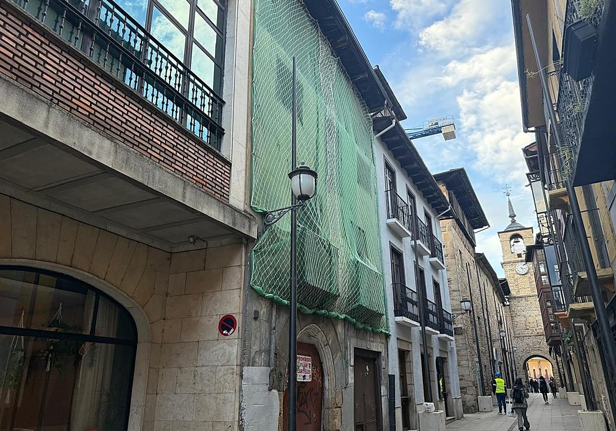 Imagen principal - Imágenes del casco antiguo de Ponferrada, 'La Casa del Turco', la calle del Rañadero y el edificio en ruinas de la calle Gil y Carrasco frente al castillo.