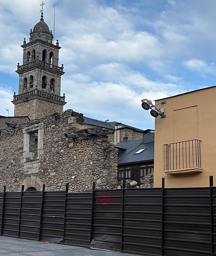 Imagen secundaria 2 - Imágenes del casco antiguo de Ponferrada, 'La Casa del Turco', la calle del Rañadero y el edificio en ruinas de la calle Gil y Carrasco frente al castillo.