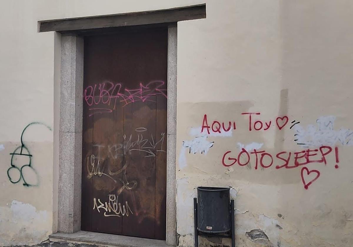 Pintadas en la entrada a la sacristía de la Basílica de La Encina.
