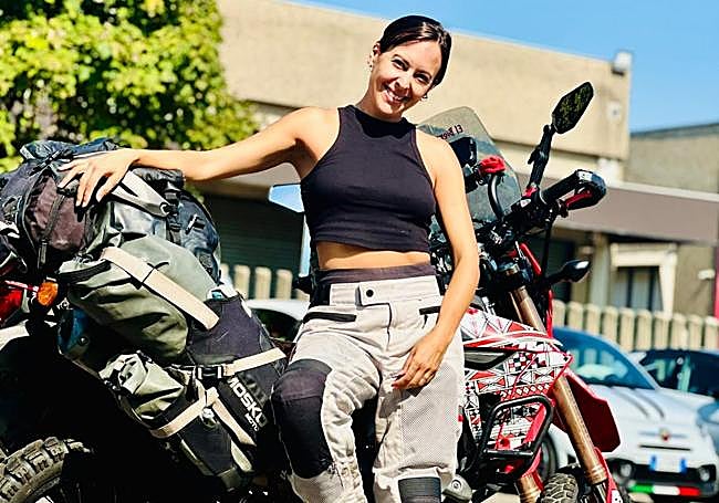 Paula Belenda junto a su moto.