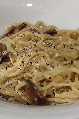 Un plato de pasta en un restaurante italiano de la provincia.